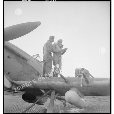 Mécanicien et pilote du groupe de chasse I/4 "Navarre" sur l'aile d'un Hawker Hurricane IIC.