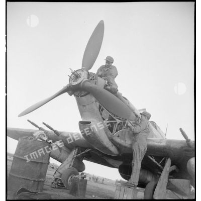 Les mécaniciens du goupe de chasse I/4 "Navarre" réparent et entretiennent les Hawker Hurricane IIC. On remarque le filtre tropical sous le nez de l'appareil.