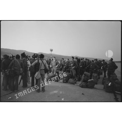 Des parachutistes du 3e régiment parachutiste d'infanterie de marine (3e RPIMa) sur le tarmac de l'aéroport après leur débarquement.