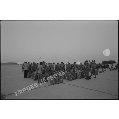 Des parachutistes du 3e régiment parachutiste d'infanterie de marine (3e RPIMa) sur le tarmac de l'aéroport après leur débarquement.