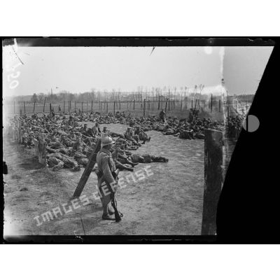 Près de Soissons (Aisne), prisonniers allemands au repos attendant d'être évacués. [légende d’origine]