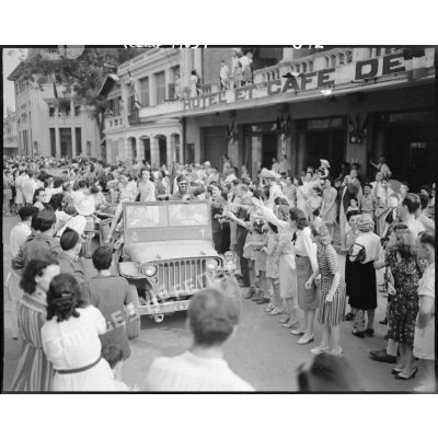 Les troupes de la 2e division blindée (2e DB) défilent rue Paul Bert à Hanoï sous les acclamations de la foule.