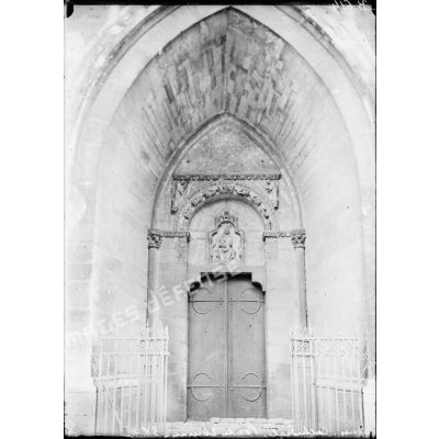 Porte romane de la cathédrale. [légende d'origine]