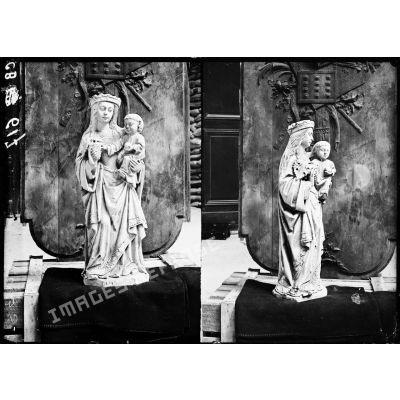 Statue de la Vierge à l"enfant." [légende d'origine]