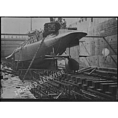 Le sous-marin mouilleur de mines Saphir, en cale sèche dans un bassin de l'arsenal de Brest.