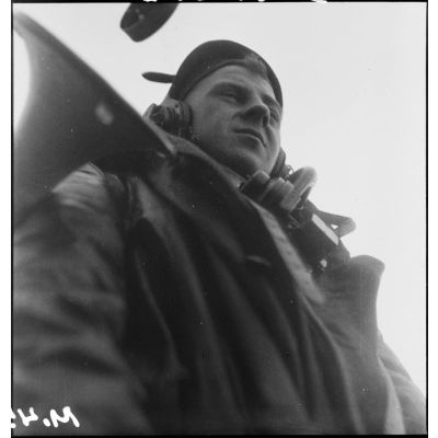 Portrait en contre-plongée d'un marin canonnier de guet à bord du contre-torpilleur Le Malin.