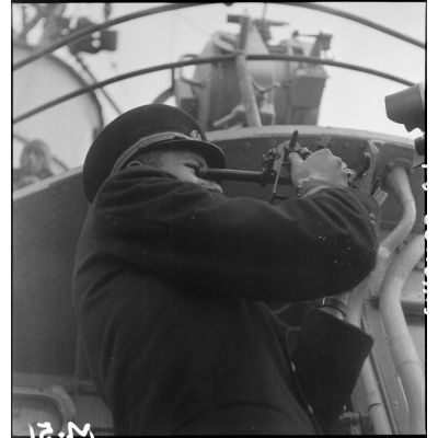 Un enseigne de vaisseau fait le point avec un sextant à bord du contre-torpilleur Le Malin.