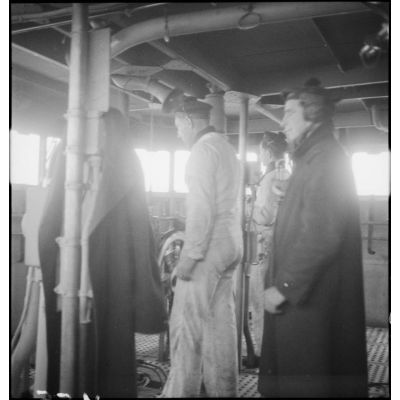 Membres d'équipage à leur poste au blockhaus du contre-torpilleur Le Malin.