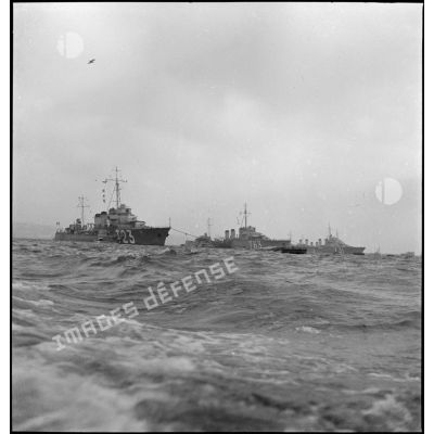 Vue tribord trois quarts de navires d'une escadre légère au mouillage sur coffre dans la rade de Brest.