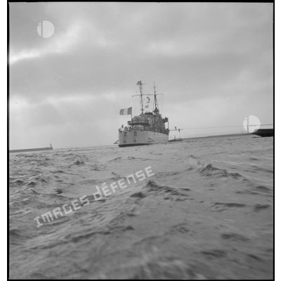 Poupe d'un contre-torpilleur d'une escadre légère au mouillage sur coffre dans la rade de Brest.