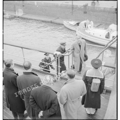 Journalistes britanniques à bord du cuirassé Dunkerque.