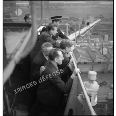 Journalistes britanniques en visite à bord du cuirassé Dunkerque.