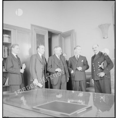 Des journalistes britanniques, en visite à Brest, sont reçus dans le bureau du contre-amiral Gaston Barnouin, commandant l'Ecole navale.