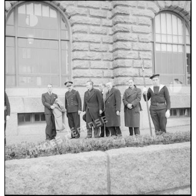 Des journalistes britanniques, en visite à Brest, sont reçus à l'Ecole navale par le contre-amiral Gaston Barnouin, commandant l'école.