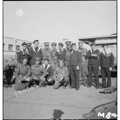 Photographie de groupe de soldats de la British expeditionary force (BEF) et de matelots de la Marine nationale dans le port de Brest.