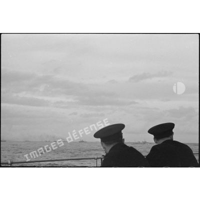 Convoi faisant route vers Halifax. Au premier plan, deux officiers mariniers à bord du croiseur léger la Marseillaise.
