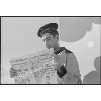 Marin du croiseur la Marseillaise lisant le journal "The Halifax mail".