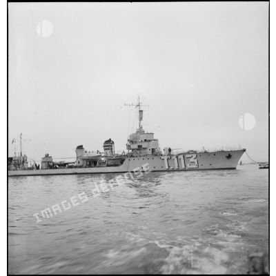 Vue tribord du torpilleur léger Branlebas (numéro de coque T113) amarré.