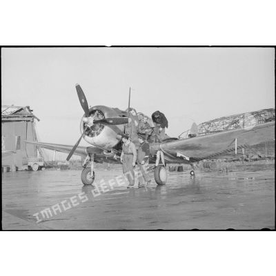Vérification avant un départ en mission d'un bombardier en piqué Douglas SBD-5 Dauntless de la flottille 4FB de l'aéronautique navale sur la base de Cognac.