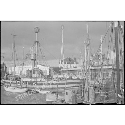 Le bateau-feu (ou bateau-phare) Dyck du service des phares et balises est amarré dans le port de Dunkerque.