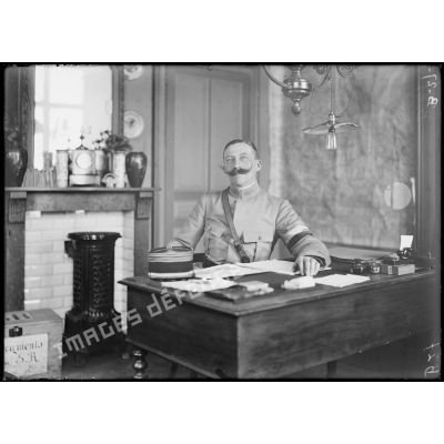 Portrait du commandant Reboulleau dans son bureau à St Pol (Pas de Calais). [légende d’origine]
