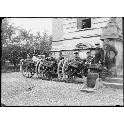 Grand Quartier Général à Doullens (Somme) canons allemands. [légende d'origine]