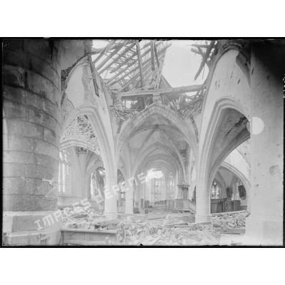 Intérieur de l’église de Beauzée (Meuse) détruite aux combats du 12 septembre 1914. [légende d’origine]