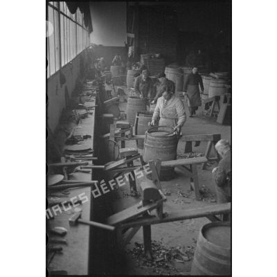 Des ouvriers fabriquent des tonneaux à la section des liquides de l'arsenal de Brest.