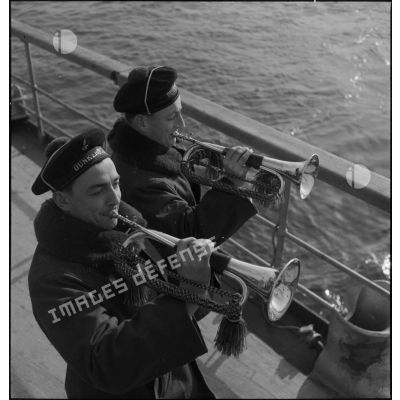 Clairons rendant les honneurs à bord du croiseur (ou cuirassé) Dunkerque.