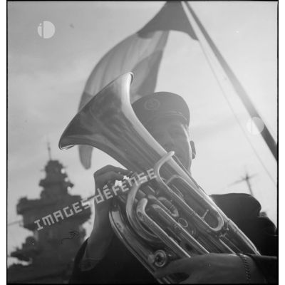 Musicien jouant du tuba à bord du cuirassé Dunkerque.