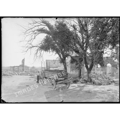 Maurupt-le-Montois, Marne, ruines des combats de septembre 1914. Hôtel de ville au premier plan. [légende d'origine]