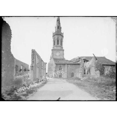 Beauzée sur Aire (Meuse) : église et ruines du village. [légende d’origine]