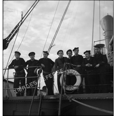 Photographie de groupe de membres d'équipage de l'aviso dragueur de mines Elan.
