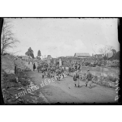 Sommeilles (Meuse) : 162e d'infanterie visitant les ruines. [légende d'origine]