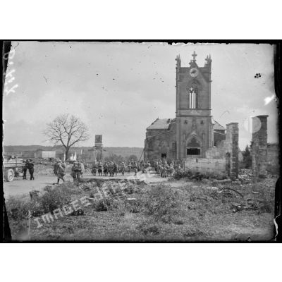 Sommeilles (Meuse) : 162e d'infanterie visitant les ruines. [légende d'origine]