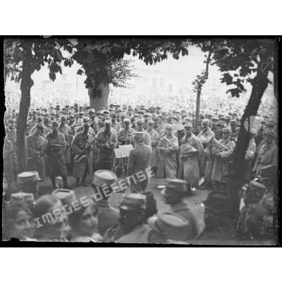 Ste Menehould : musique du 151e d’infanterie jouant sur la place d’Austerlitz. [légende d’origine]