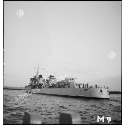 Vue de trois quarts arrière bâbord du contre-torpilleur Volta qui appareille du port de Brest.