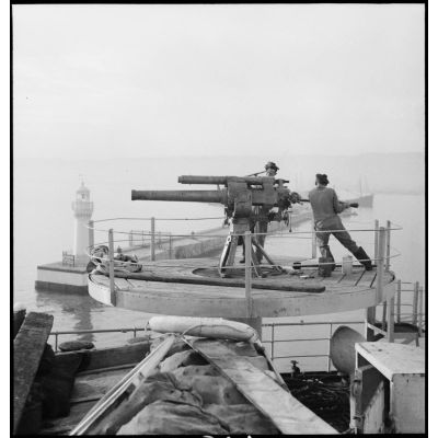 Canonniers servant une pièce de 90 mm sur une plateforme à bord du cargo réquisitionné Yang Tsé.