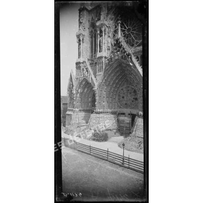 Reims : façade de la cathédrale, partie ayant souffert du feu. [légende d’origine]