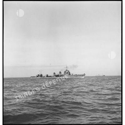Tribord du torpilleur léger Bouclier à la mer.