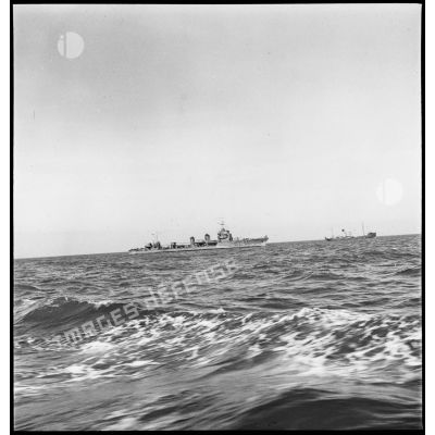 Tribord du torpilleur léger Bouclier à la mer.
