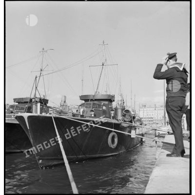 Vedette de la marine militaire roumaine à quai dans le port de Marseille.