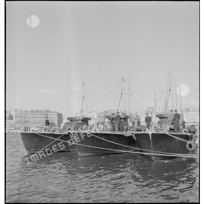 Vedettes de la marine militaire roumaine amarrées dans le port de Marseille.