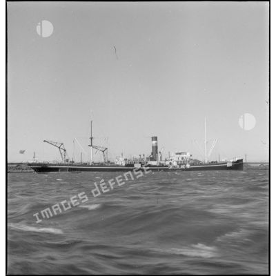 Cargo Mount Pindus de la marine marchande helvétique au mouillage dans la rade de Marseille.