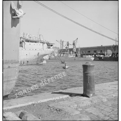 Navires marchands amarrés dans le port de Marseille.