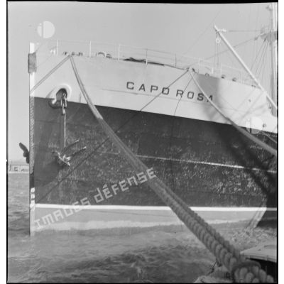 Le Capo Rosa cargo italien amarré dans le port de Marseille.