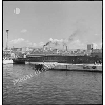 Pont mobile ou tournant dans le port de Marseille.