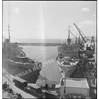 Les paquebots Ville d'Alger et Ville d'Oran, paquebots réquisitionnés comme transports de troupes, amarrés dans le port de Marseille.