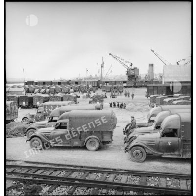 Camionnettes stationnées sur un quai du port de Brest.