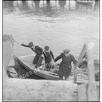 Accostage de marins dans le port de Namsos.
